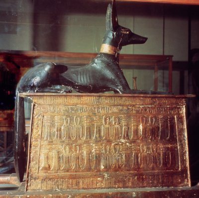 Anubis, ägyptischer Gott der Toten, auf einer Truhe in Form eines Schreins, aus dem Grab von Tutanchamun von Egyptian 18th Dynasty